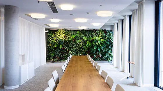 Deckenleuchten im Konferenzraum