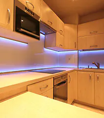 K&uuml;che wir mit LED-Streifen beleuchtet
