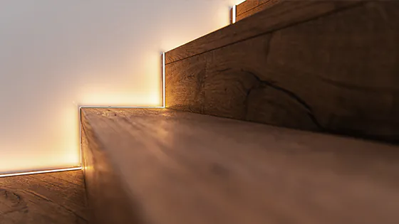 LED-Streifen auf einer Treppe