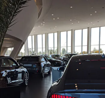 LED-Beleuchtung im Autohaus mit Spotlights