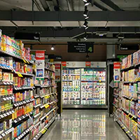 LED-Schienenstrahler im Supermarkt (AdobeStock/Heorshe)
