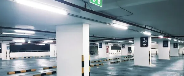 Parkplatzbeleuchtung mit Wannenleuchten