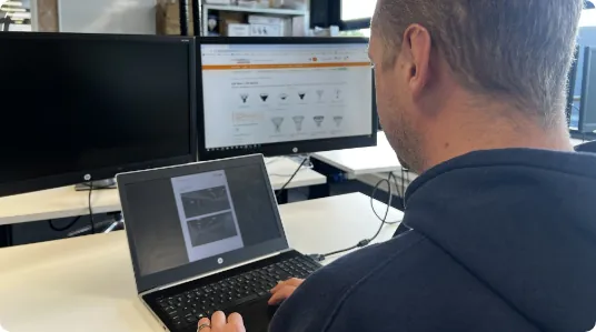 Mann arbeitet am Computer
